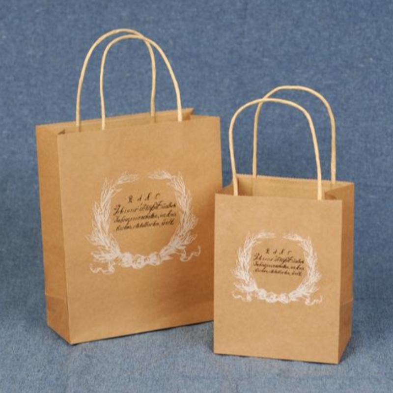 коричневые сумки из крафт-бумаги с бумажными шнурами